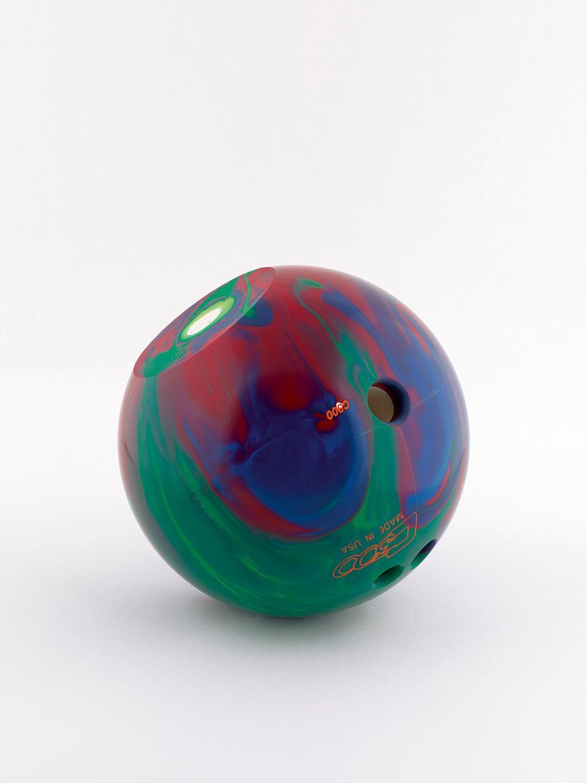 Benjamin Hirte, Antics, 2013, Bowlingkugel, angeschnitten, D: 22 cm, Ankauf aus Mitteln der Gal…