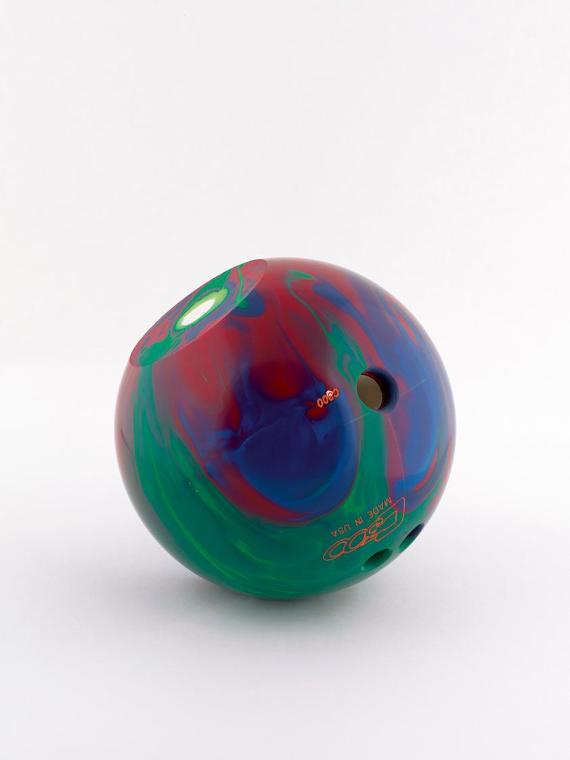 Benjamin Hirte, Antics, 2013, Bowlingkugel, angeschnitten, D: 22 cm, Ankauf aus Mitteln der Gal…