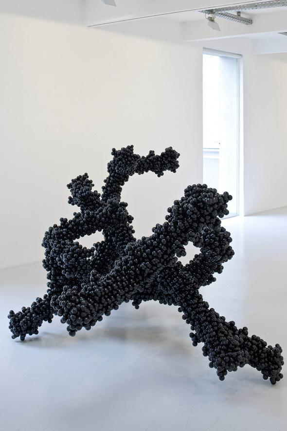 Thomas Feuerstein, PLASMA II, 2009, Polypropylen, 145 × 290 × 190 cm, Schenkung Galerie Elisabe…