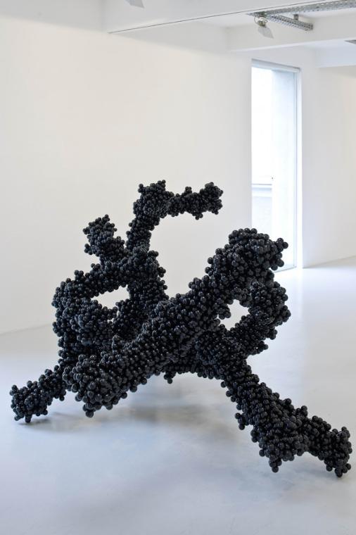 Thomas Feuerstein, PLASMA II, 2009, Polypropylen, 145 × 290 × 190 cm, Schenkung Galerie Elisabe…