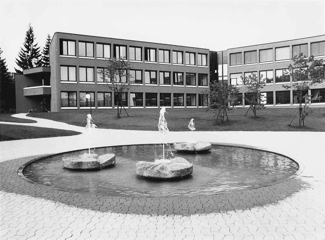 Marie-Cécile Boog, Ohne Titel, Installationsansicht aus 1981, 1980–1981, Stein (Duquesa Rosado) ...