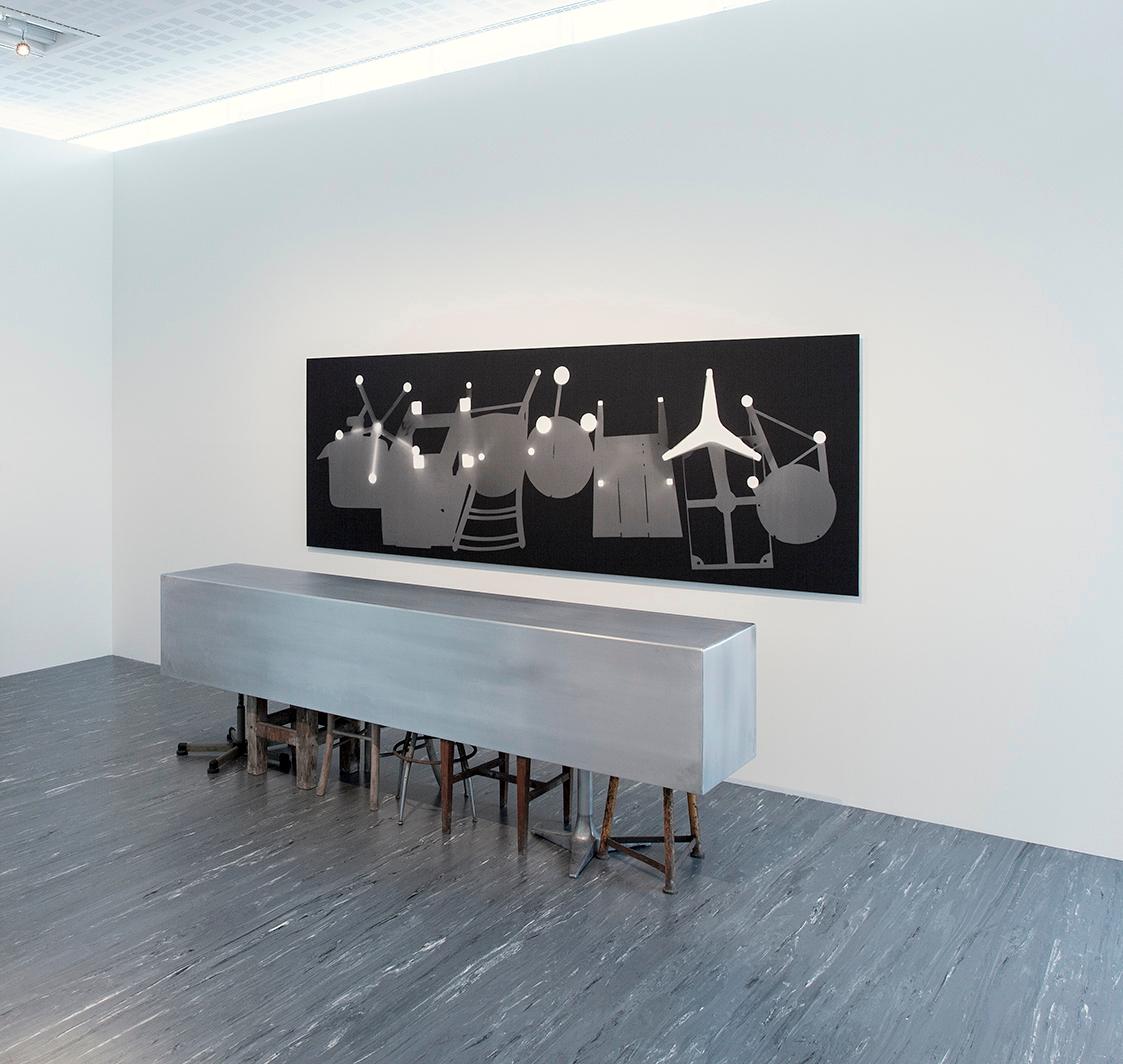 Hans Kupelwieser, Bar, 2001, Fotogramm auf Dibond, Aluminium, Stühle und Hocker, Bild: 110 x 31 ...