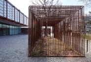 Lois Weinberger, Wild Cube, 2011, Ruderaleinfriedung aus Eisen, Spontanvegetation, 400 × 500 × …