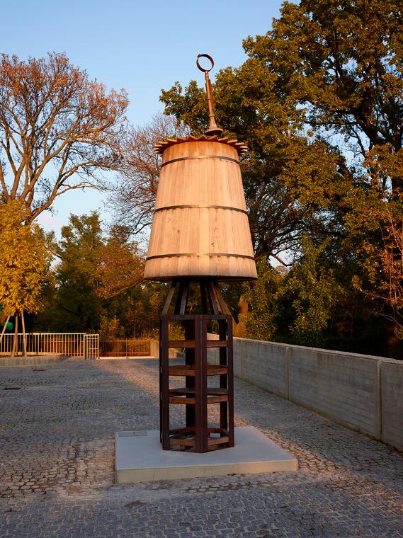 Clegg & Guttmann, Humiliation, 2012, Stahl, Holz, 520 × 140 × 140 cm, Dauerleihgabe Georg Kargl…