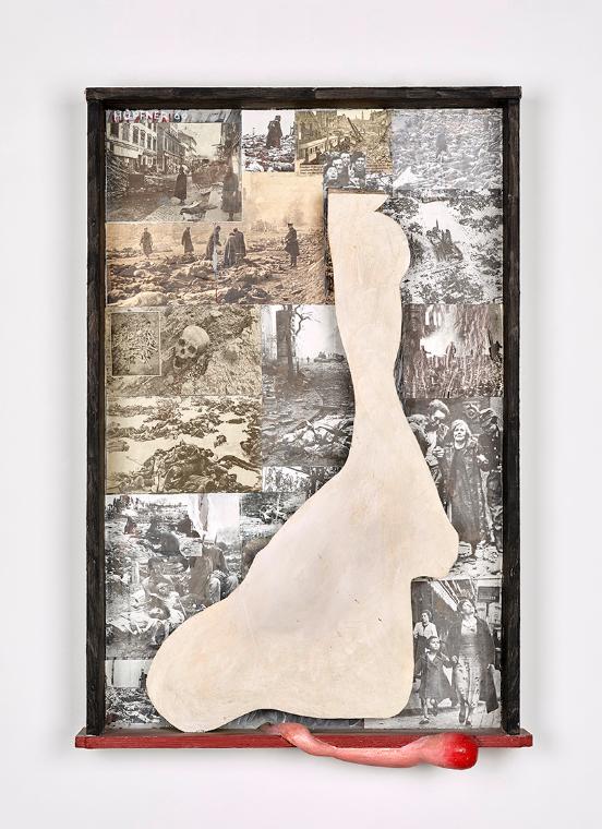 Kurt Hüpfner, Klumpfuss Gottes, 1966, Fichtenholz, Acryl, Collage, Sperrholz, 87 × 58 × 16 cm, …