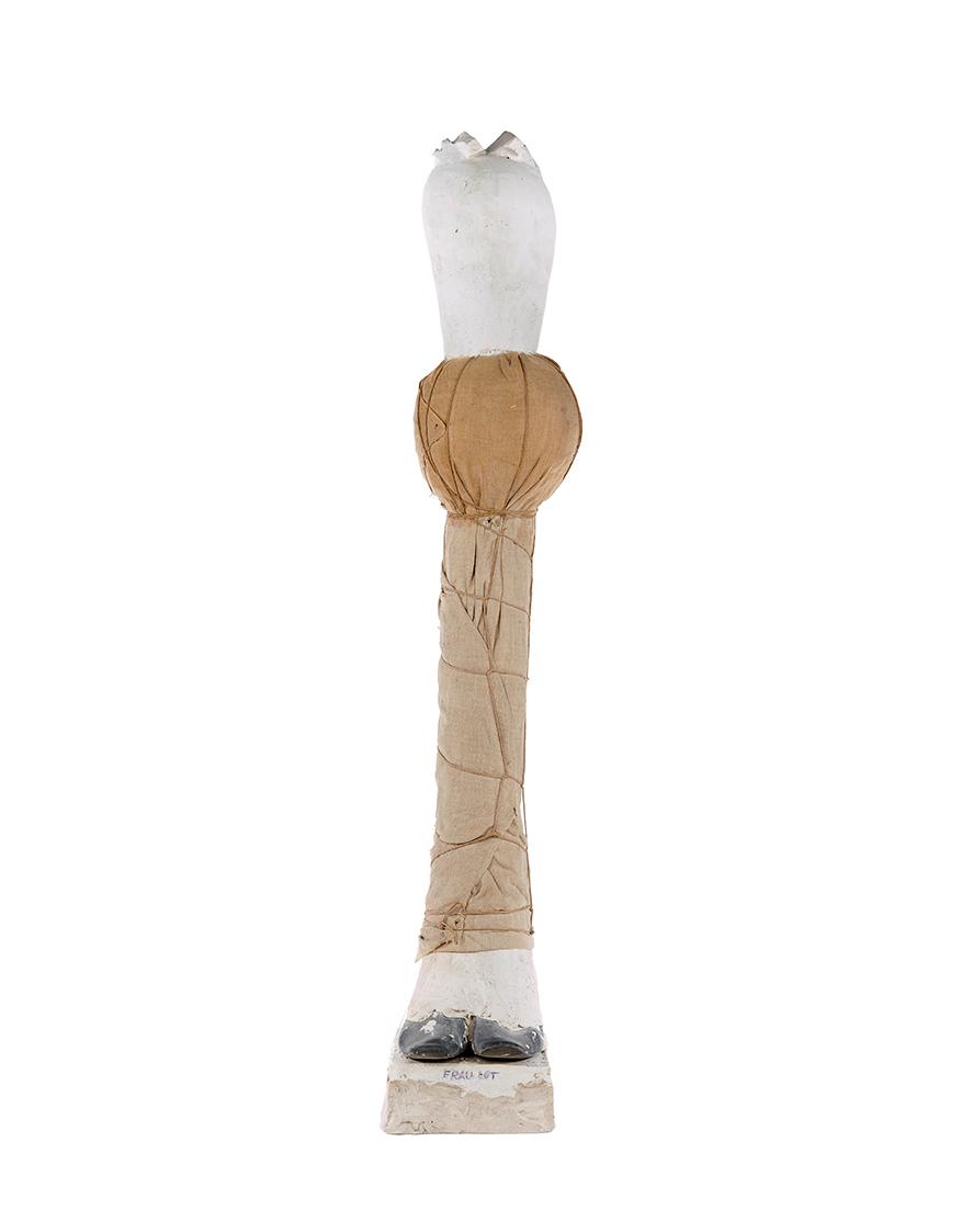 Kurt Hüpfner, Frau Lot, um 1970, Gips, Schuhe, Stoff, Spagat, 115 × 20 × 28,5 cm, Schenkung aus…