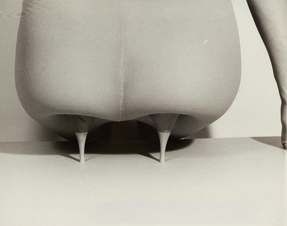 Birgit Jürgenssen, Ballonschuh, 1977, S/W Fotografie, 23 × 30 cm, Leihgabe der Österreichischen…