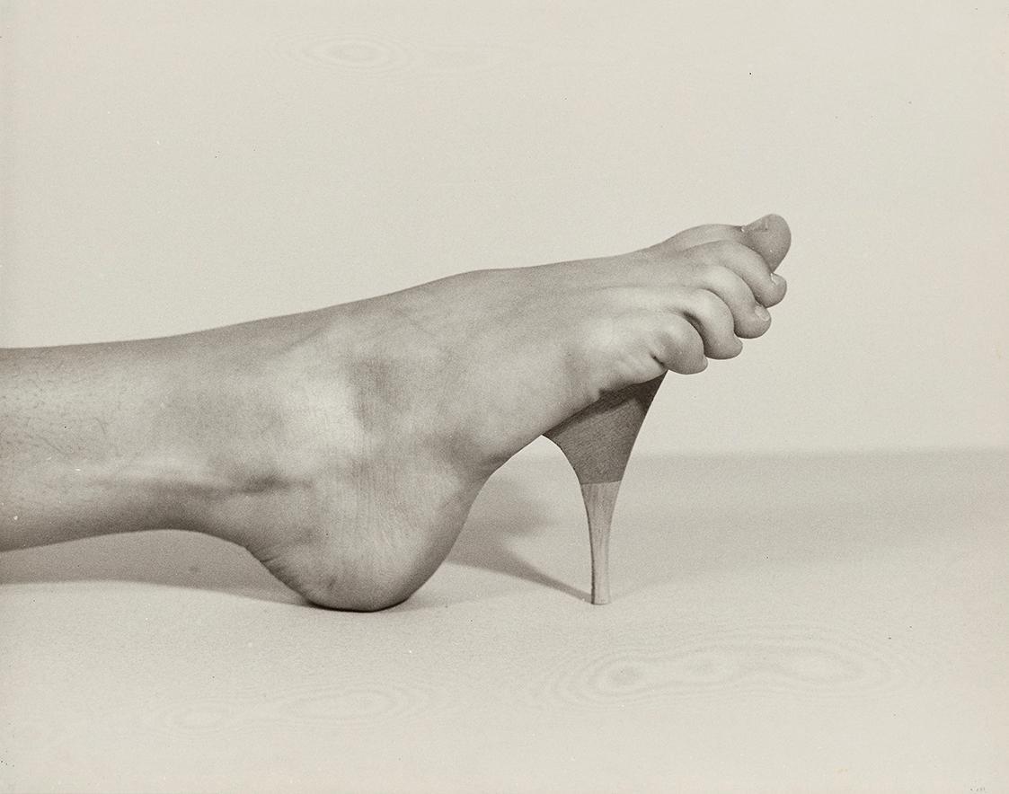 Birgit Jürgenssen, Standbein, 1977, S/W Fotografie, 23,9 × 30,2 cm, Dauerleihgabe der Österreic…