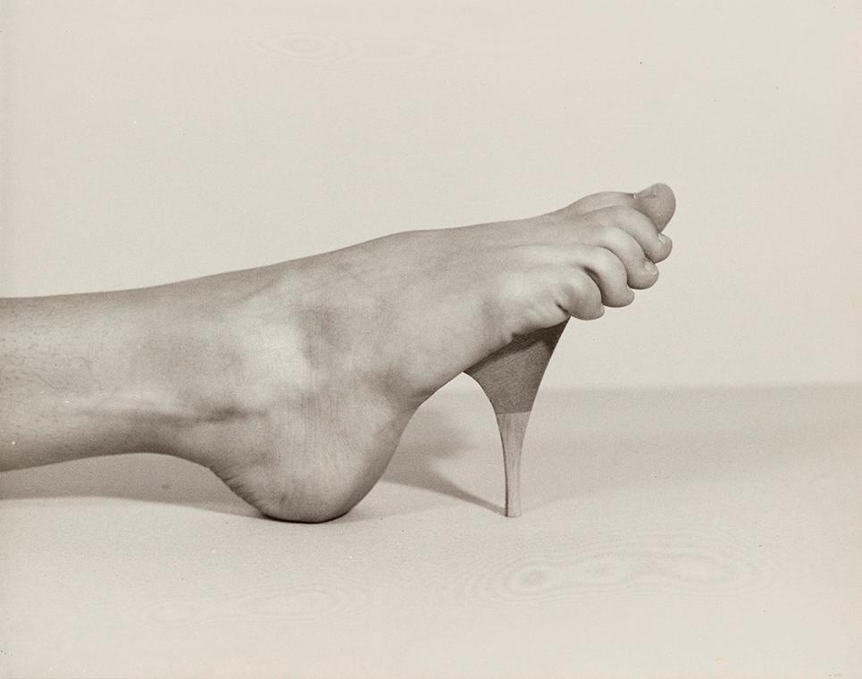 Birgit Jürgenssen, Standbein, 1977, S/W Fotografie, 23,9 × 30,2 cm, Dauerleihgabe der Österreic…