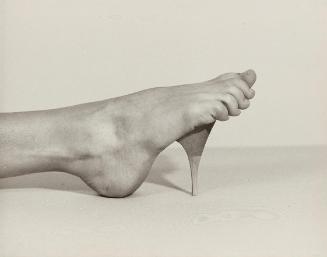 Birgit Jürgenssen, Standbein, 1977, S/W Fotografie, 23,9 × 30,2 cm, Dauerleihgabe der Österreic…