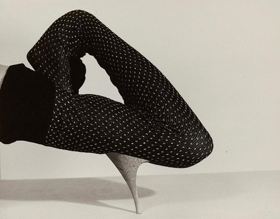 Birgit Jürgenssen, Schuhroulade, 1977, S/W Fotografie, 23,9 × 30 cm, Leihgabe der Österreichisc…