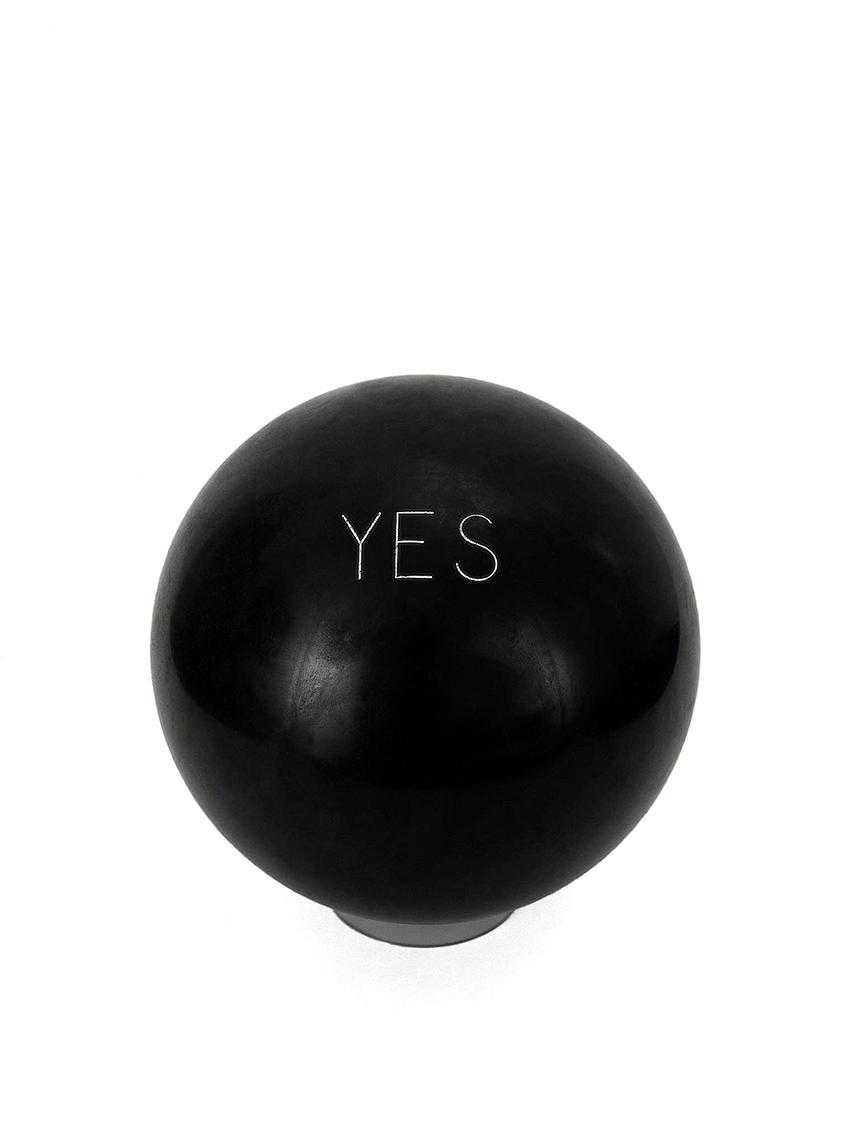Richard Artschwager, Yes-No-Ball, 1968, Kunststoff, lackiert, D: 22 cm, Dauerleihgabe Ernst Plo…