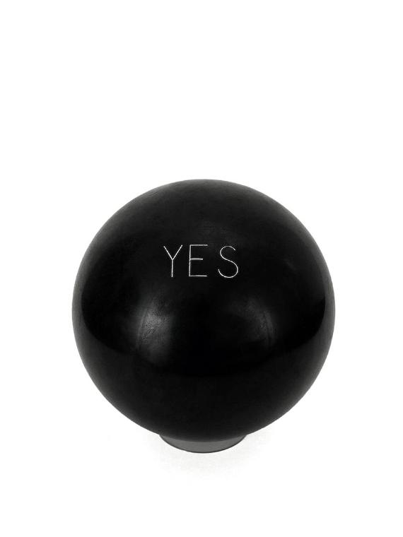 Richard Artschwager, Yes-No-Ball, 1968, Kunststoff, lackiert, D: 22 cm, Dauerleihgabe Ernst Plo…