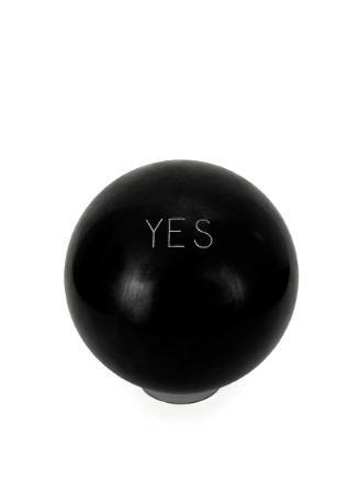 Richard Artschwager, Yes-No-Ball, 1968, Kunststoff, lackiert, D: 22 cm, Dauerleihgabe Ernst Plo…