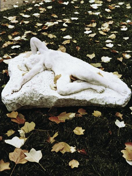 Helga Pasch, Skulptur im Herbst, Ende 1980er-Jahre, C-Print, 27,5 × 20,5 cm, Belvedere, Wien, I…