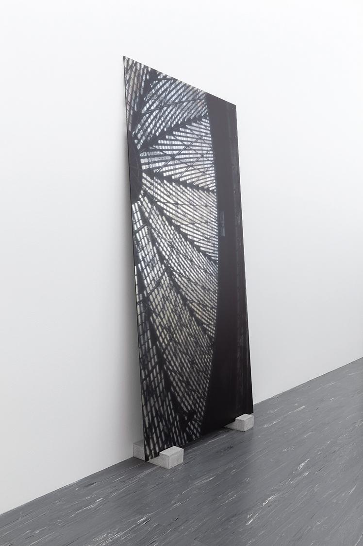 Andreas Duscha, Cinder Match – Astro, 2014/2015, Glas, Silber, UV-Druck, Beton, 195 × 100 × 0,5…