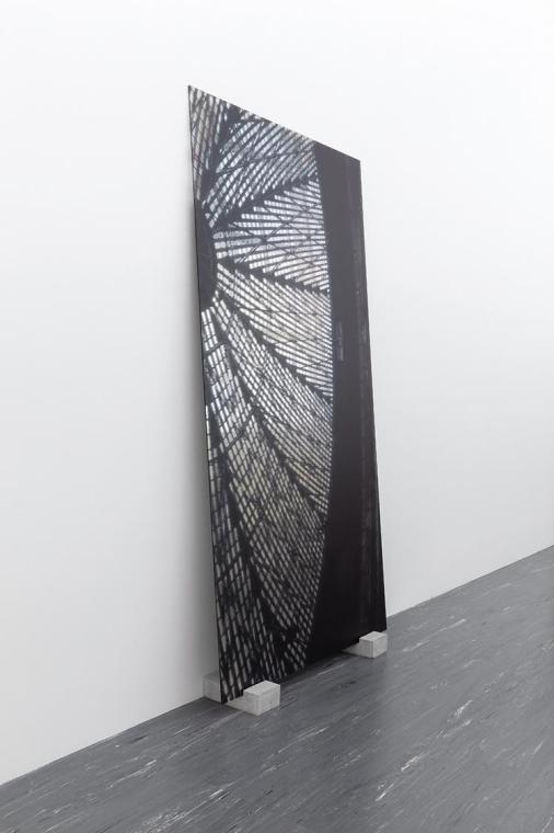 Andreas Duscha, Cinder Match – Astro, 2014/2015, Glas, Silber, UV-Druck, Beton, 195 × 100 × 0,5…