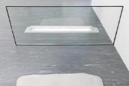 Sarah Pichlkostner, Ohne Titel, 2015, Aluminium, Glas, 81,5 × 206 × 3 cm, Belvedere, Wien, Inv.…