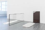 Sarah Pichlkostner, Ohne Titel, 2015, Aluminium, Glas, 81,5 × 206 × 3 cm, Belvedere, Wien, Inv.…