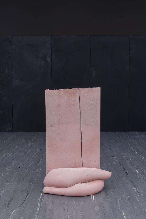 Anne Schneider, Bodyguard, 2015, Beton, Pigmente, Faden, 109 × 74 × 41 cm, Belvedere, Wien, Inv…