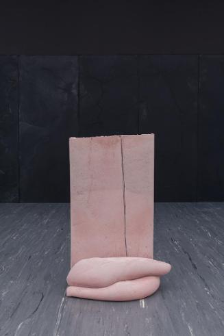 Anne Schneider, Bodyguard, 2015, Beton, Pigmente, Faden, 109 × 74 × 41 cm, Belvedere, Wien, Inv…