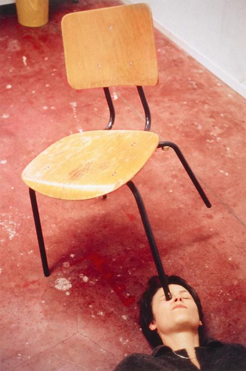 Erwin Wurm, one minute sculpture, 1997/2005, C-Print, 45 × 30 cm, Belvedere, Wien, Inv.-Nr. 114…