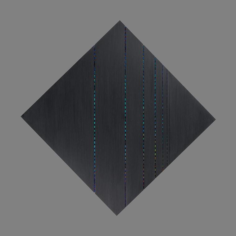 Edgar Knoop, Lichtkinetisches Relief, 1990, Plexiglas, Diffraktionsfolie, Diagonal aufgehängt: …