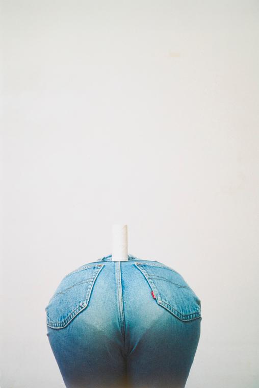 Erwin Wurm, One Minute Sculpture, 1997/2005, Analoges Foto auf Kodak C-Print, 45 × 30 cm, Belve ...