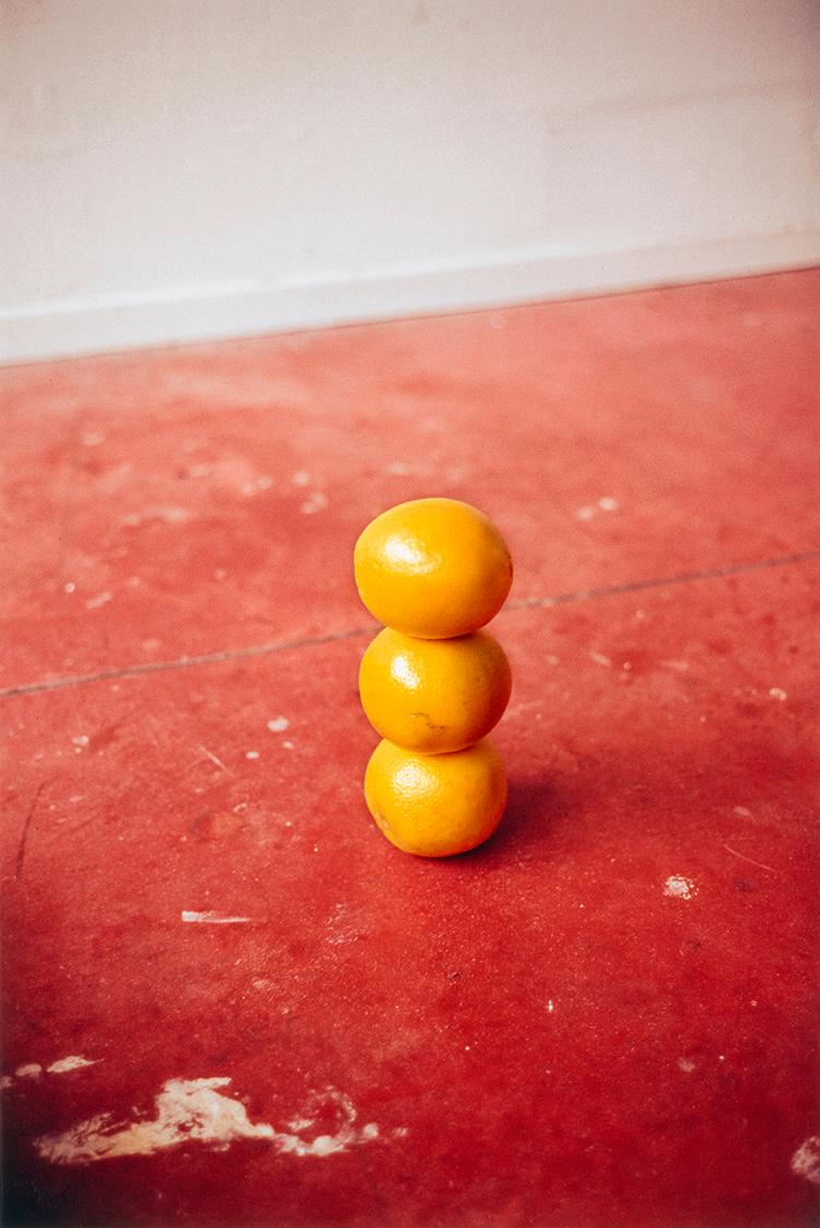 Erwin Wurm, One Minute Sculpture, 1997/2005, Analoges Foto auf Kodak C-Print, 45 × 30 cm, Belve ...