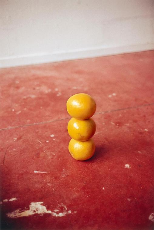 Erwin Wurm, One Minute Sculpture, 1997/2005, Analoges Foto auf Kodak C-Print, 45 × 30 cm, Belve…