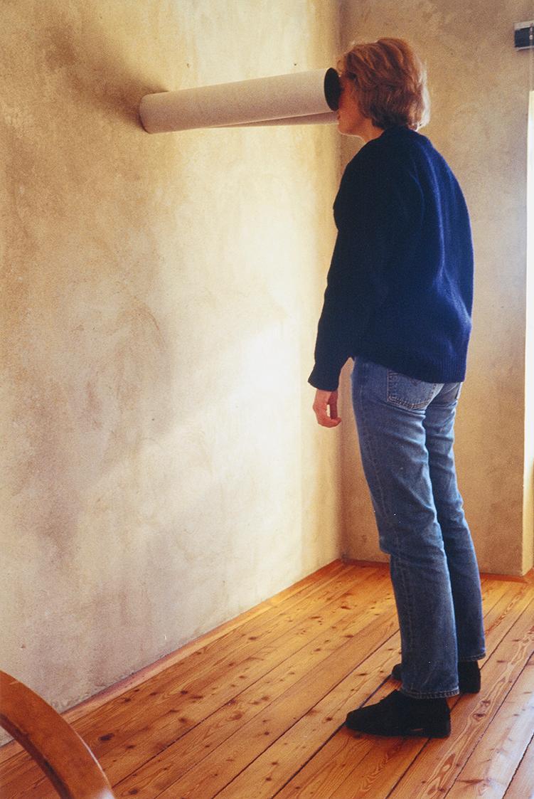 Erwin Wurm, one minute sculpture, 1997/2005, C-Print, 45 × 30 cm, Belvedere, Wien, Inv.-Nr. 114 ...