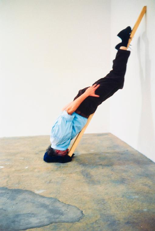 Erwin Wurm, one minute sculpture, 1997/2005, C-Print, 45 × 30 cm, Belvedere, Wien, Inv.-Nr. 114…