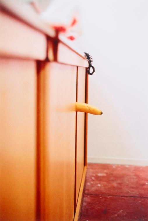 Erwin Wurm, one minute sculpture, 1997/2005, C-Print, 45 × 30 cm, Belvedere, Wien, Inv.-Nr. 114…