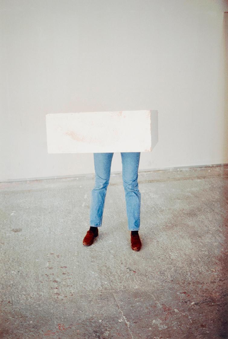 Erwin Wurm, one minute sculpture, 1997/2005, C-Print, 45 × 30 cm, Belvedere, Wien, Inv.-Nr. 114 ...