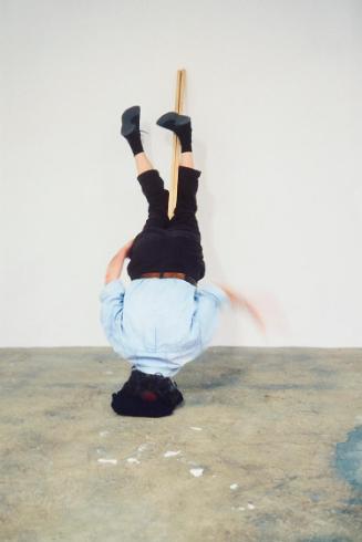 Erwin Wurm, one minute sculpture, 1997/2005, C-Print, 45 × 30 cm, Belvedere, Wien, Inv.-Nr. 114…