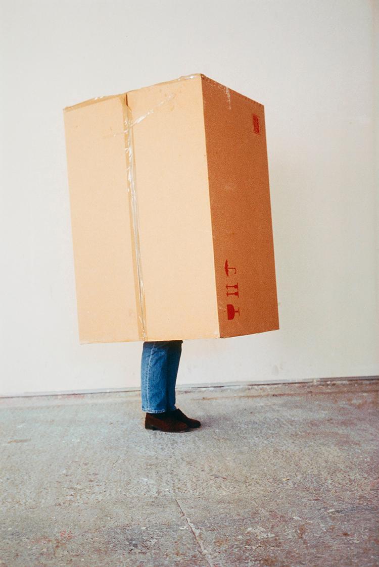 Erwin Wurm, one minute sculpture, 1997/2005, C-Print, 45 × 30 cm, Belvedere, Wien, Inv.-Nr. 114…