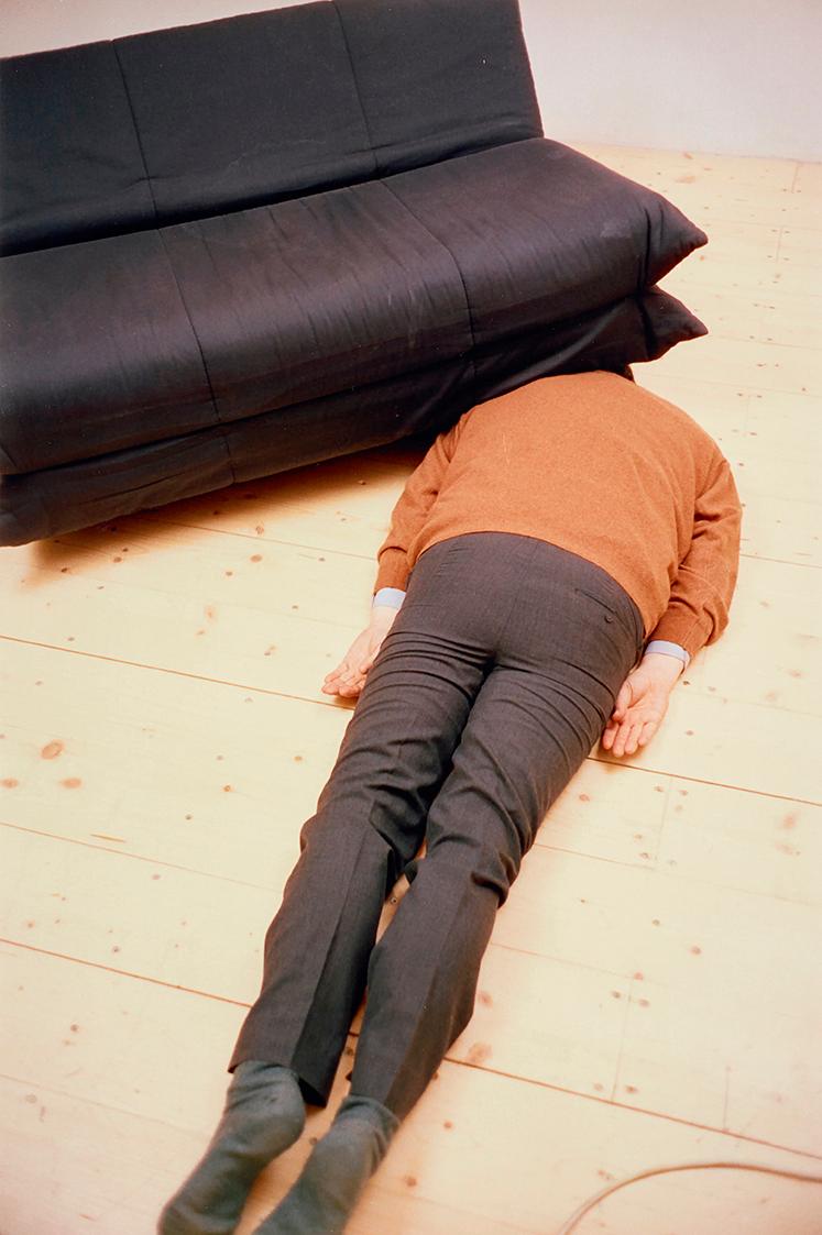 Erwin Wurm, one minute sculpture, 1997/2005, C-Print, 45 × 30 cm, Belvedere, Wien, Inv.-Nr. 114 ...