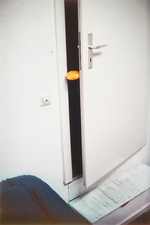 Erwin Wurm, one minute sculpture, 1997/2005, C-Print, 45 × 30 cm, Belvedere, Wien, Inv.-Nr. 114…