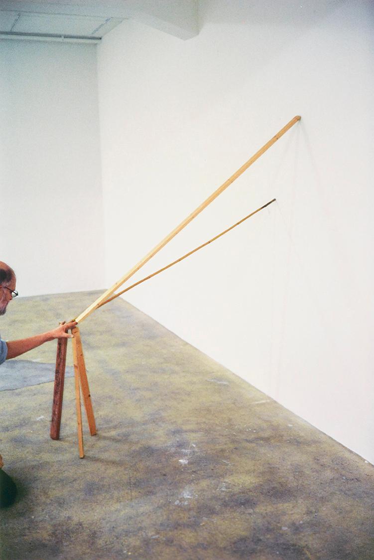 Erwin Wurm, one minute sculpture, 1997/2005, C-Print, 45 × 30 cm, Belvedere, Wien, Inv.-Nr. 114…