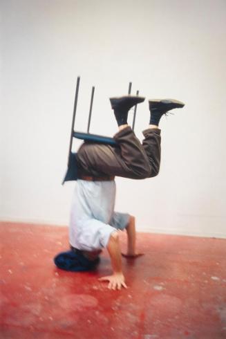 Erwin Wurm, one minute sculpture, 1997/2005, C-Print, 45 × 30 cm, Belvedere, Wien, Inv.-Nr. 114…