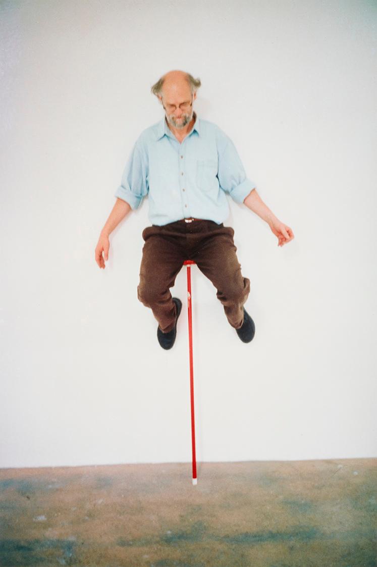 Erwin Wurm, one minute sculpture, 1997/2005, C-Print, 45 × 30 cm, Belvedere, Wien, Inv.-Nr. 114…