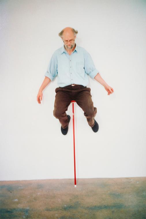 Erwin Wurm, one minute sculpture, 1997/2005, C-Print, 45 × 30 cm, Belvedere, Wien, Inv.-Nr. 114…