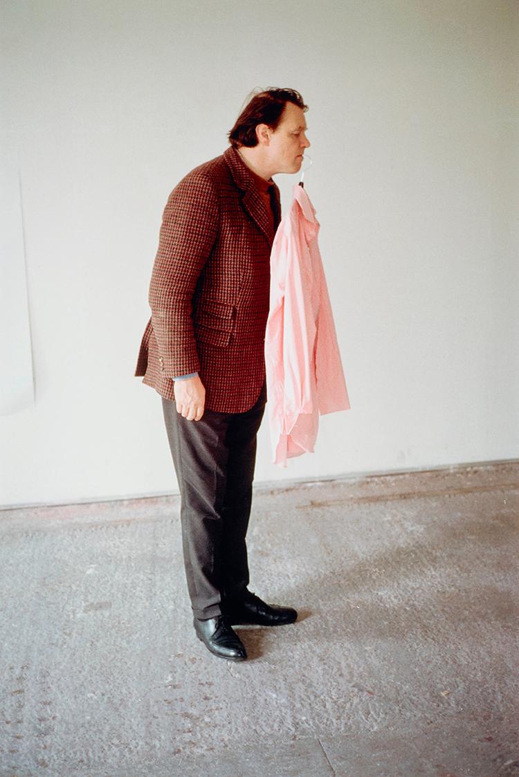 Erwin Wurm, one minute sculpture, 1997/2005, C-Print, 45 × 30 cm, Belvedere, Wien, Inv.-Nr. 114…