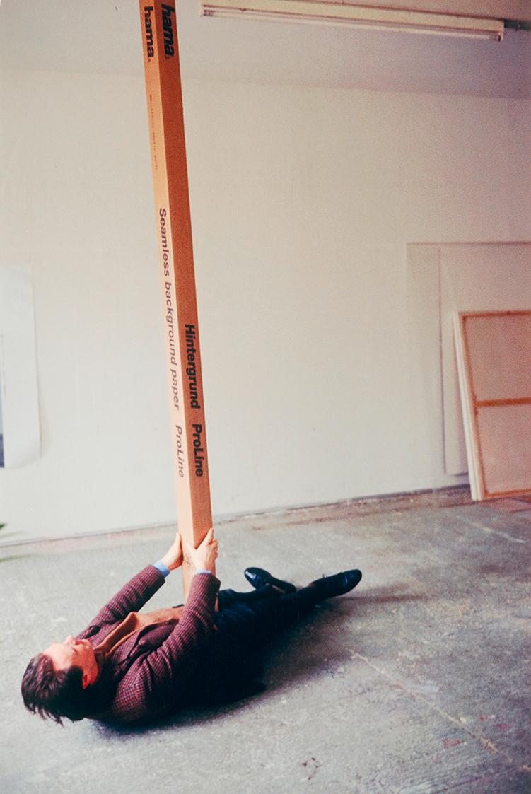 Erwin Wurm, one minute sculpture, 1997/2005, C-Print, 45 × 30 cm, Belvedere, Wien, Inv.-Nr. 114 ...