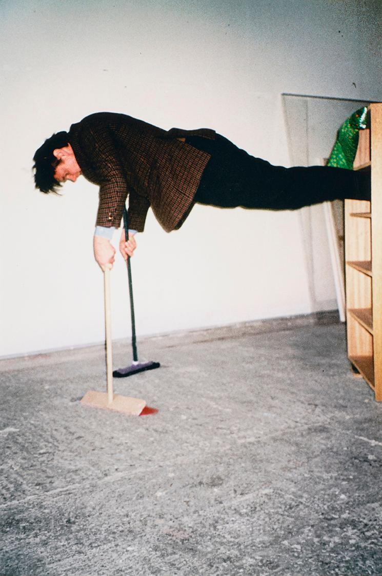 Erwin Wurm, one minute sculpture, 1997/2005, C-Print, 45 × 30 cm, Belvedere, Wien, Inv.-Nr. 114…