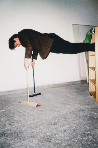 Erwin Wurm, one minute sculpture, 1997/2005, C-Print, 45 × 30 cm, Belvedere, Wien, Inv.-Nr. 114…