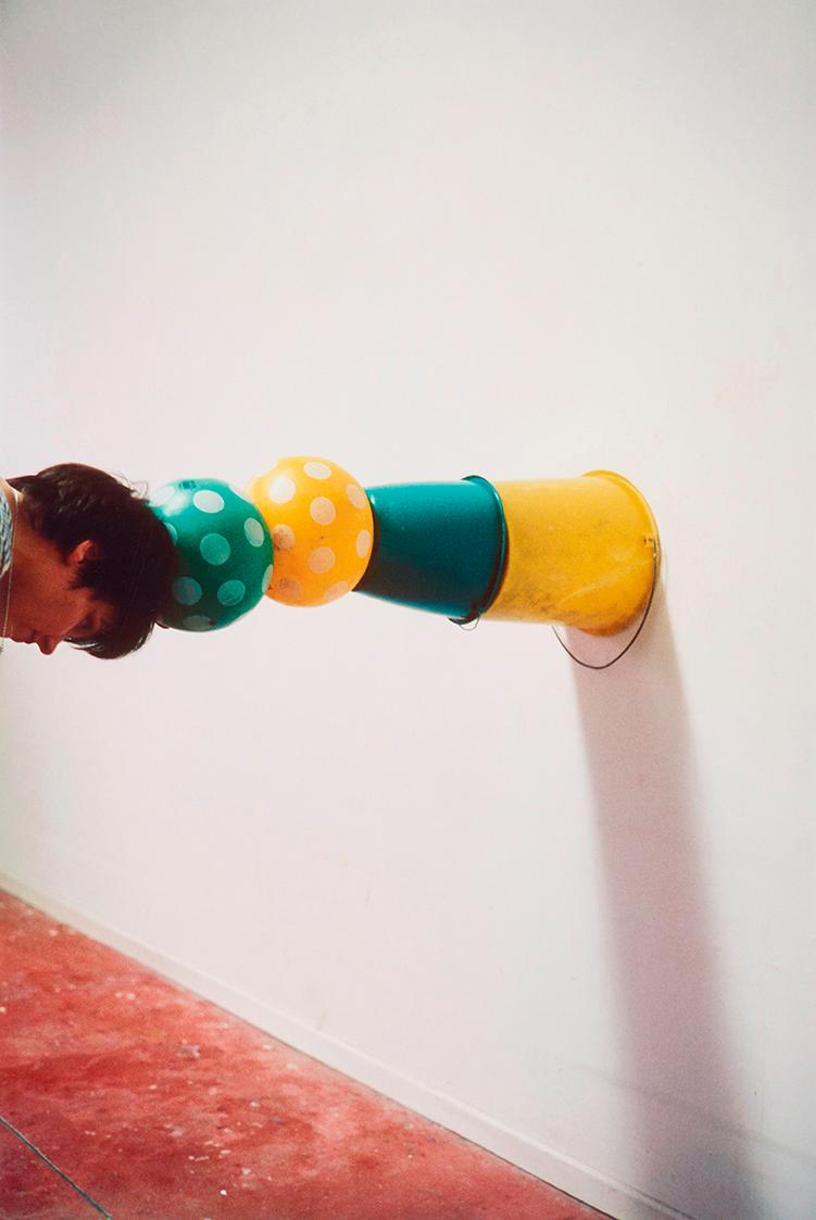 Erwin Wurm, one minute sculpture, 1997/2005, C-Print, 45 × 30 cm, Belvedere, Wien, Inv.-Nr. 114…