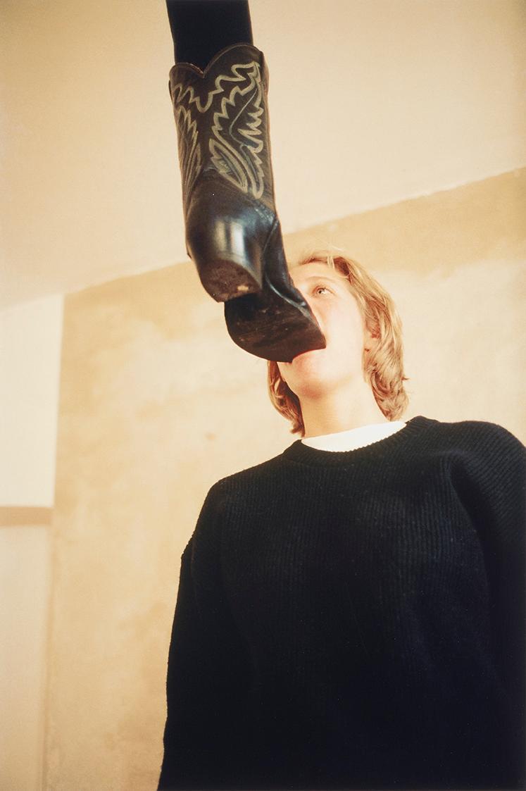 Erwin Wurm, one minute sculpture, 1997/2005, C-Print, 45 × 30 cm, Belvedere, Wien, Inv.-Nr. 114 ...