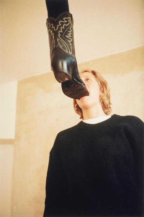 Erwin Wurm, one minute sculpture, 1997/2005, C-Print, 45 × 30 cm, Belvedere, Wien, Inv.-Nr. 114…