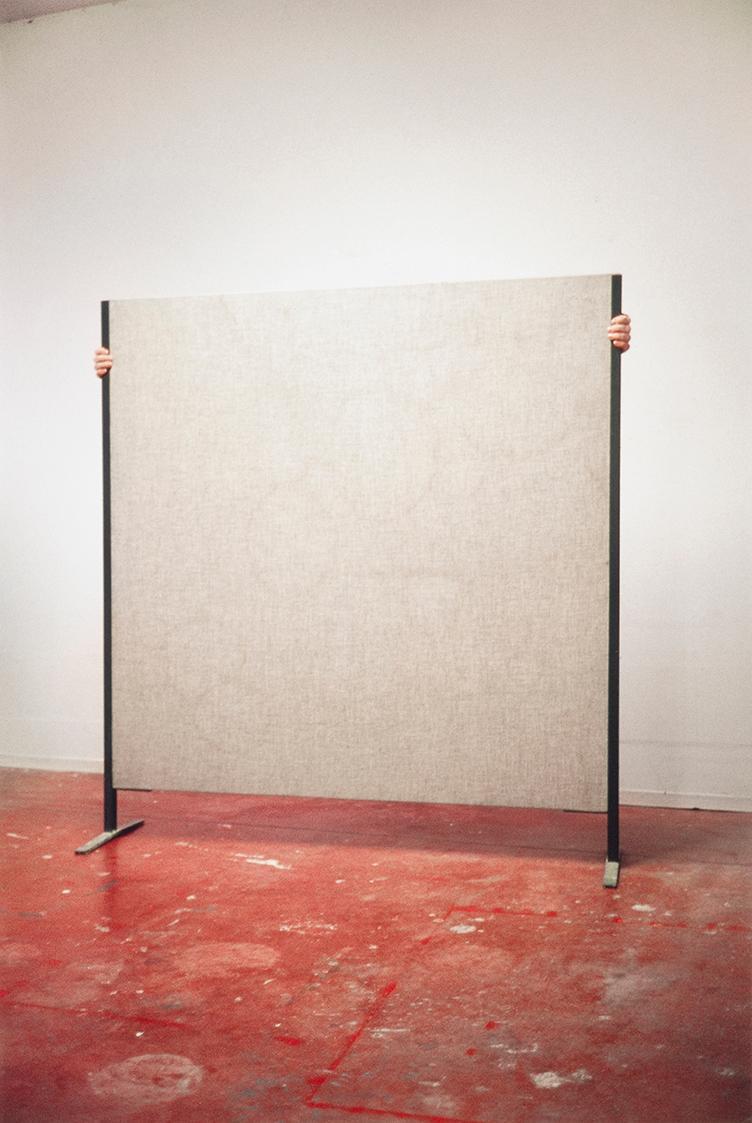 Erwin Wurm, one minute sculpture, 1997/2005, C-Print, 45 × 30 cm, Belvedere, Wien, Inv.-Nr. 114…